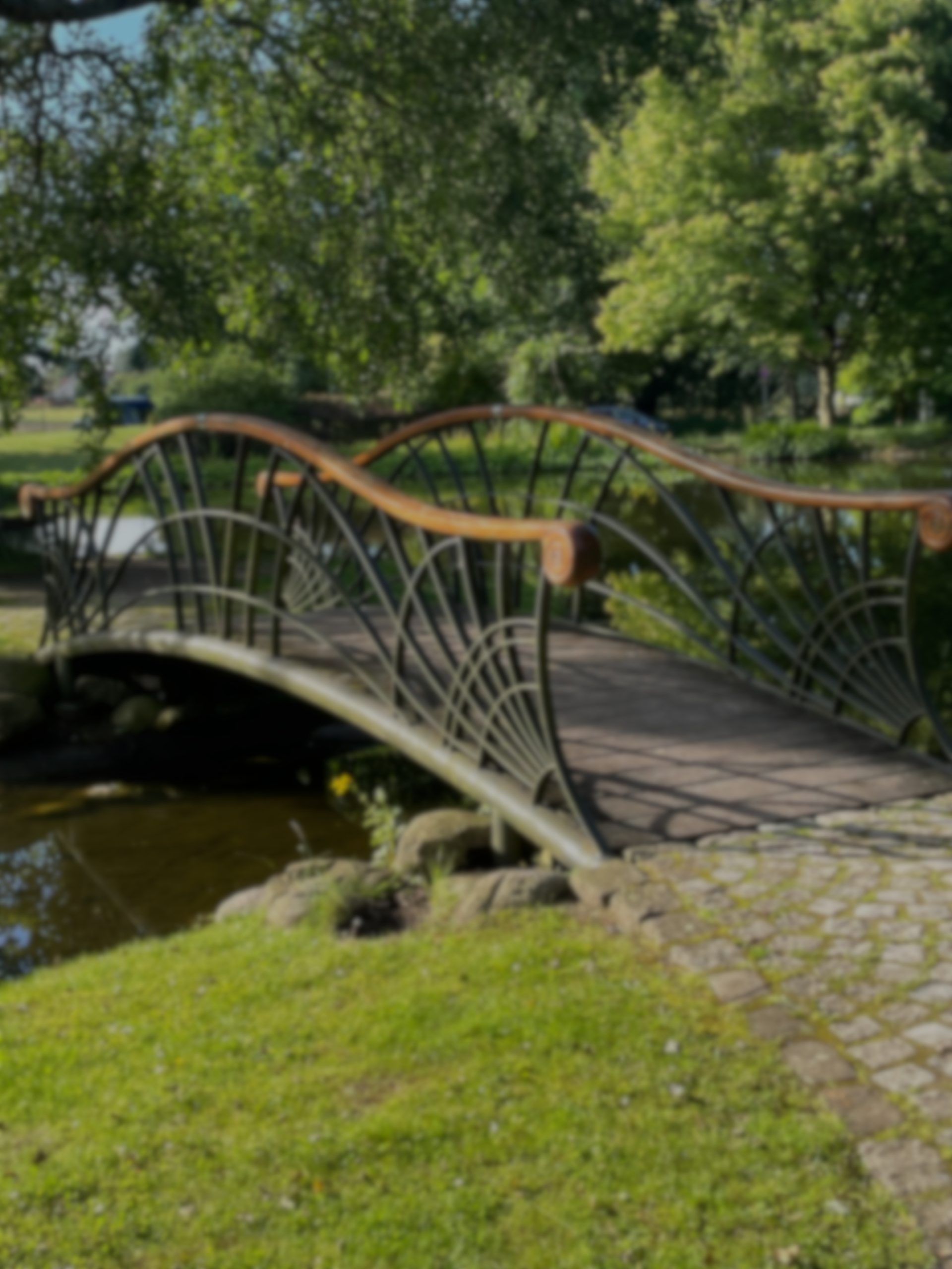 Bunte Brücke als Symbol für Abschied und Hoffnung